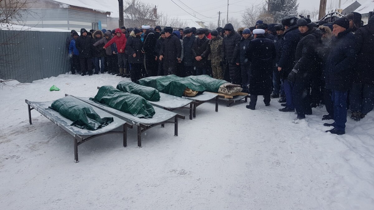 В Астане похоронили пятерых детей, заживо сгоревших в доме-времянке: их  родители были на работе