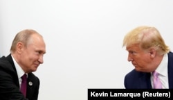 Президент США Дональд Трамп и президент России Владимир Путин на двусторонней встрече на саммите G20 в Осаке, Япония, 28 июня 2019 года. Фото Reuters