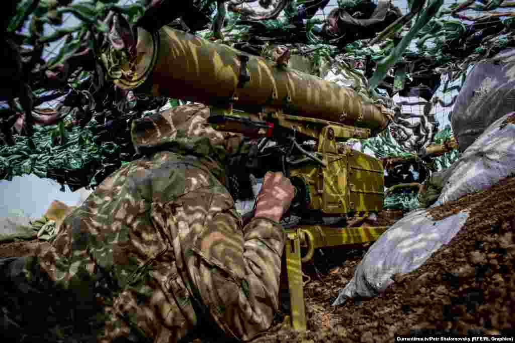 Боец украинского батальона &quot;Азов&quot; направляет противотанковую ракету в сторону противника вблизи села Широкино в Донецкой области. 18 апреля 2015