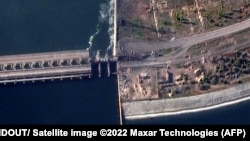 Поврежденная дамба Каховской ГЭС. Снимок Maxar Technologies
