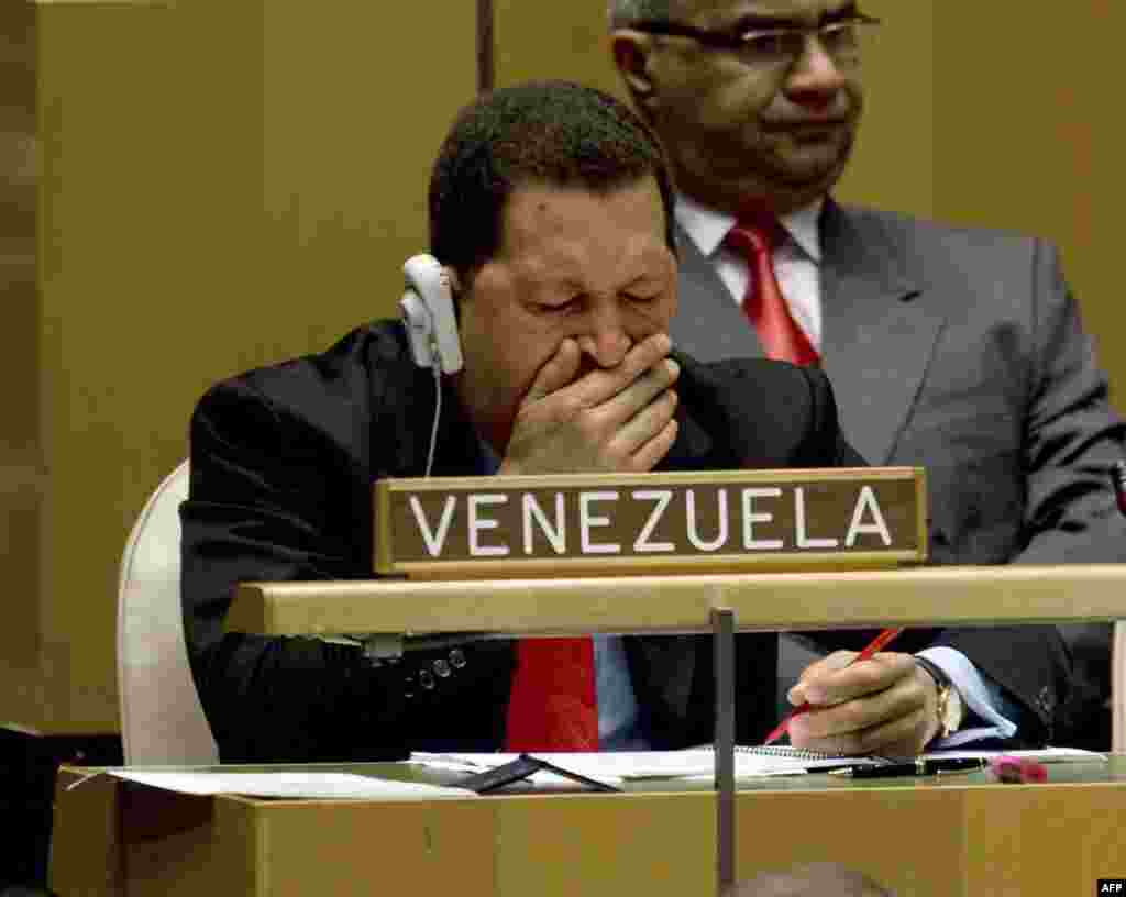 Бывший президент Венесуэлы Уго Чавес завороженно внимает речам своих коллег в штаб-квартире ООН&nbsp;