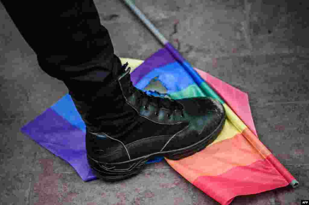 19 июня полиция преградила доступ к главной площади Стамбула, куда направлялись сотни активистов ЛГБТ-сообщества
