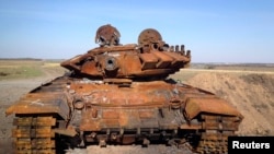 Сгоревший танк Т-72 в зоне боевых действий на востоке Украины