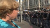 Женщина на акции протеста обратилась к шеренге Росгвардии