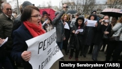Юлия Галямина на акции против сноcа пятиэтажек 