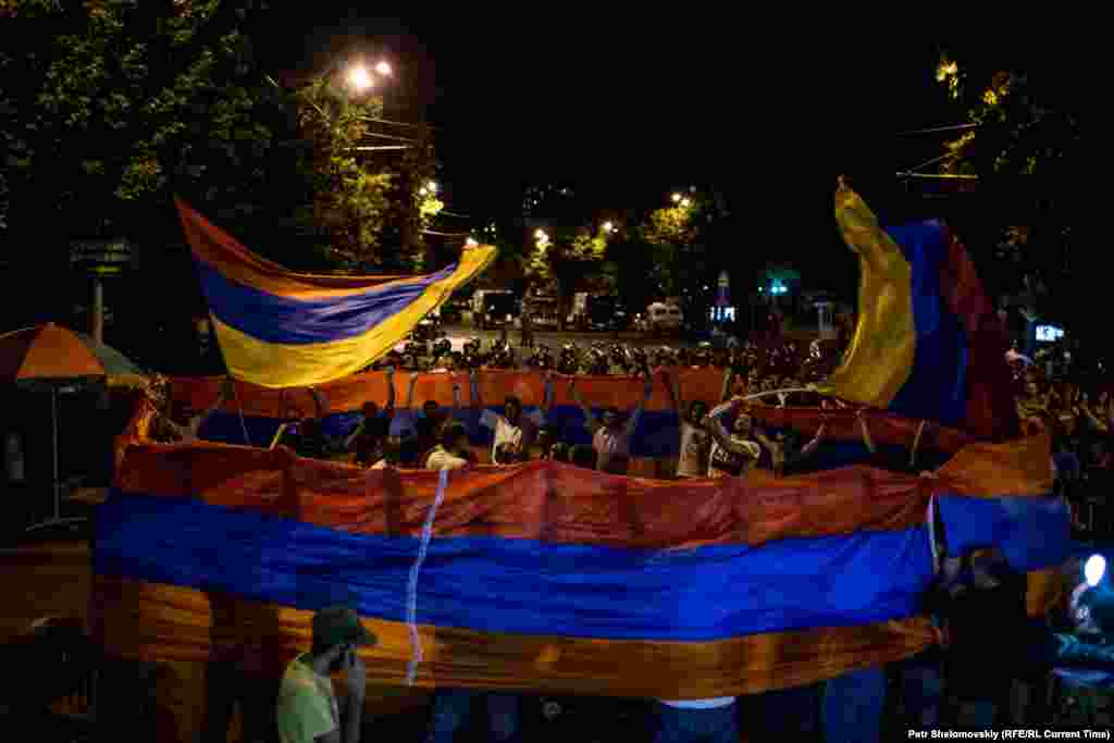 Фото от 26 июня во время протестной акции на проспекте Баграмяна