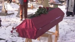 В Изюме перезахоранивают тела тех, кто погиб во время российской оккупации: их больше 450 человек