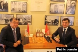 Бахтиер Фазилов (слева) с экс-министром энергетики Узбекистана Алишером Султановым