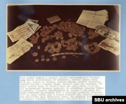 Some of Sheynkyn’s alleged wealth, as photographed by the KGB, including U.S. $100 bills, platinum coins, and gold jewelery.