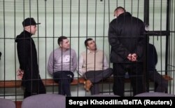Игорь Лосик (второй слева) во время судебных слушаний в СИЗО Гомеля. 14 декабря 2021 года. Фото: БелТА