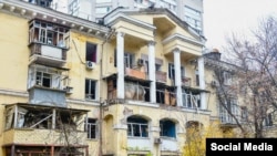 Один из домов в Днепре, подвергшийся ракетному обстрелу со стороны войск РФ утром 17 ноября
