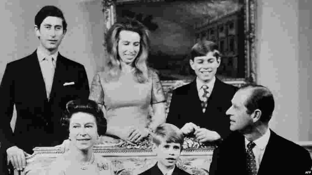 Королевская семья в 1972 году: Елизавета с супругом и детьми: принцем Чарльзом, принцессой Анной, принцем Эндрю и принцем Эдвардом