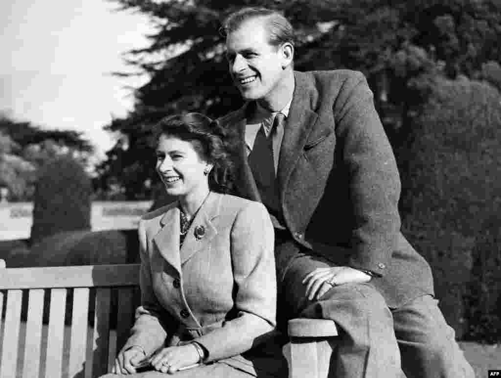 Елизавета с мужем во время медового месяца в 1947 году
