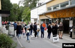 Избиратели в очереди на участок в пригороде Стокгольма, 11 сентября 2022 года. Фото: TT News Agency via Reuters