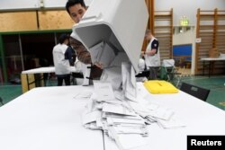 Подсчет голосов избирателей на одном из участков в Стокгольме, Швеция. 11 сентября 2022 года. Фото: Reuters