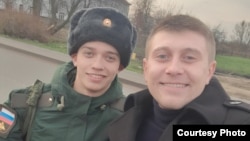 Данил Казевичюс, военный из Калининграда, который попал в плен в Украине, с братом Павлом