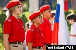 Школьники, участвующие в движении "Юнармия", на торжественной линейке 1 сентября 2022 года. Владивосток. Фото: ТАСС