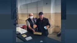 "Золотой" скандал в Кыргызстане: о чем говорит фото брата президента со слитками в руках?