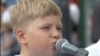 Восьмилетний украинский мальчик поет на улицах песни о войне и собирает деньги для армии: "Пока наши воины не победят"