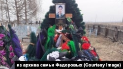 Могила погибшего на войне в Украине 20-летнего Андрея Федорова