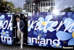 Лидер "Шведских демократов" Йимми Окессон выходит из автобуса с символикой партии. 7 сентября 2022 года. Фото: Reuters