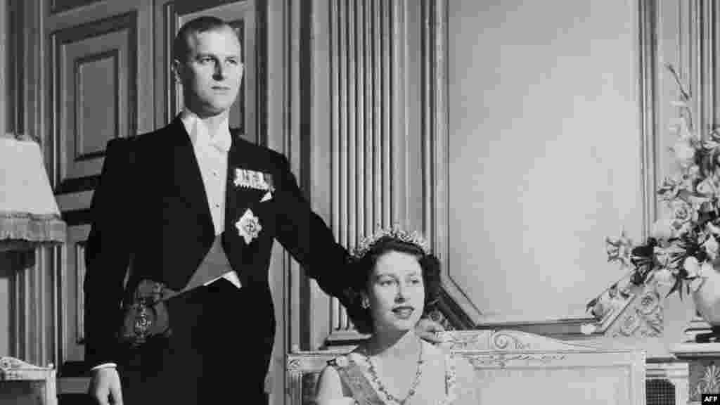 Королева с мужем, принцем Филиппом: пара поженилась в 1947 году, фото сделано годом позже&nbsp;
