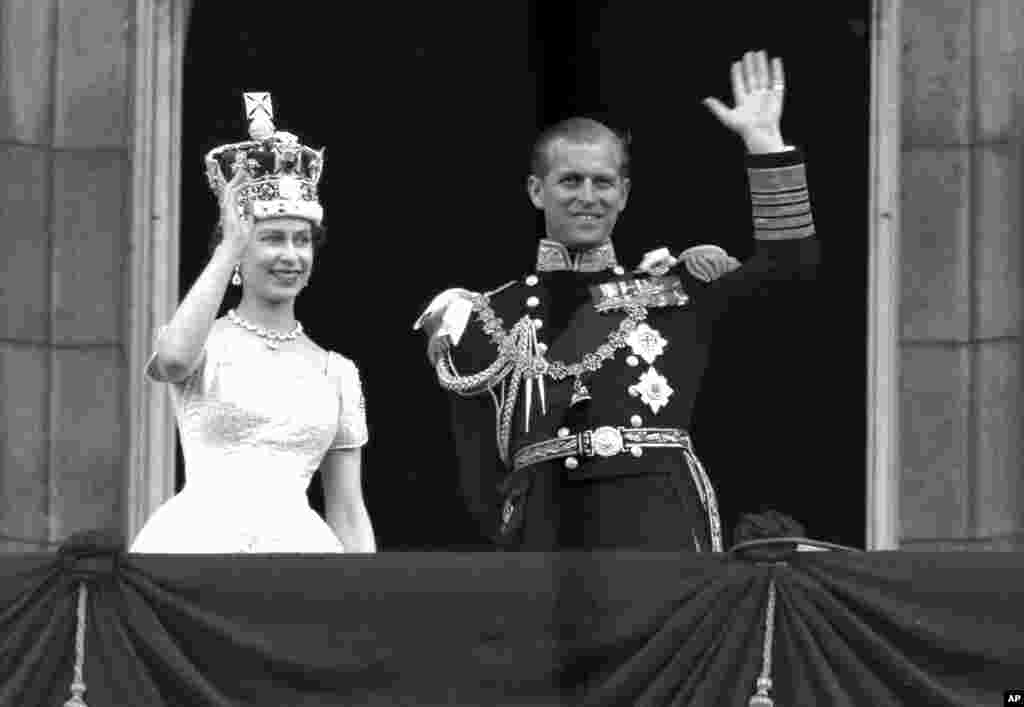 Елизавета с мужем на балконе Букингемского дворца в 1953 году, в день коронации