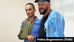 Раненый военнослужащий РФ фотографируется с российским певцом Филиппом Киркоровым в госпитале в Крыму
