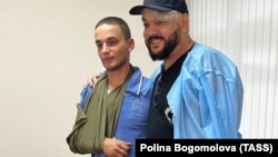 Певец Филипп Киркоров (справа) и российский военнослужащий во время посещения военного госпиталя. Максимально возможное качество, 27 июля 2022 года, фото ТАСС