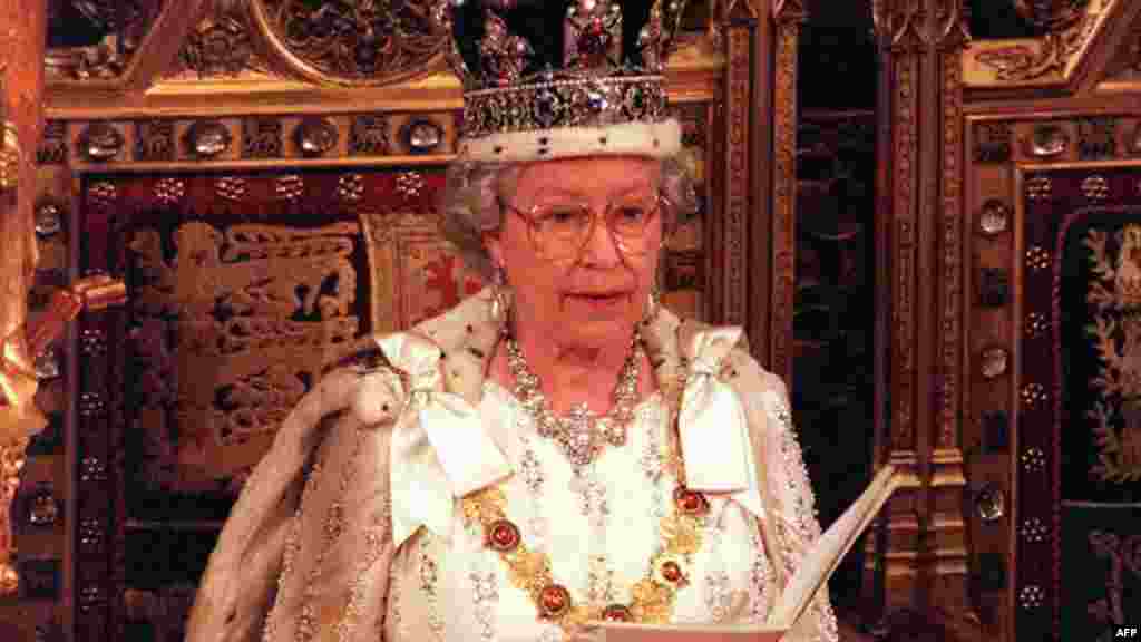 Елизавета произносит речь в британском парламенте в 1997 году