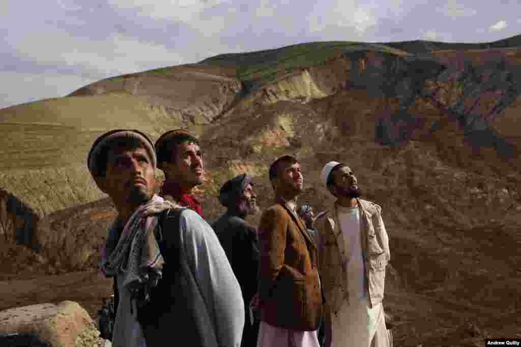 На фото &ndash; жители афганской деревни в провинции Бадахшан. Они стоят рядом с тем местом, где в 2014 году сошел оползень. Тогда погибли по меньшей мере 350 человек