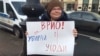 В Петербурге прошли пикеты против плохой уборки улиц. В ответ губернатор и чиновники показательно убирали снег лопатами