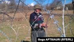 Житель Грузии возле "границы" с непризнанной Южной Осетией 
