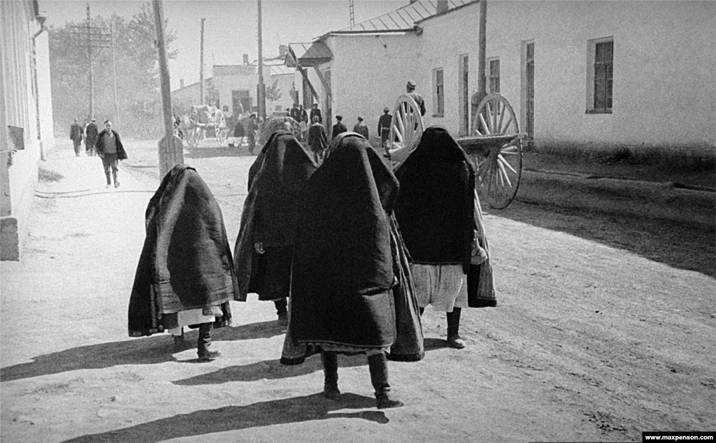 Женщины в парандже, Ташкент. По мере укрепления советской власти в Узбекистане женщин с закрытыми лицами на улицах становилось всё меньше