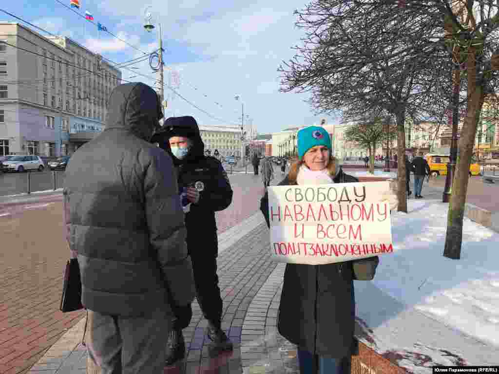 A one-person protest in the Baltic Sea city of Kaliningrad, a Russian exclave between Poland and Lithuania. The woman&#39;s poster calls for freedom for Navalny and all political prisoners.&nbsp;
