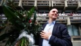 Один из нобелевских лауреатов – Беньямин Лист – принимает поздравления коллег в Институте исследования угля в Руре. Фото: Reuters