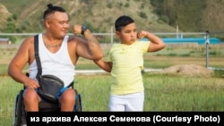 Алексей Семенов с сыном перед полетом на параплане