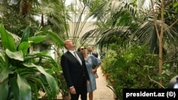 Ильхам Алиев с женой в Ботаническом саду. Баку, июль 2023 года