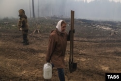 Тушение пожара в районе поселка Ключевск, Свердловская область. 7 мая 2023 года. Фото: ТАСС