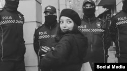Эльнара Гасымова во время задержания силовиками 13 января 2024 года