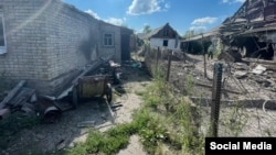 Последствия обстрела российскими войсками села Дружба в Донецкой области. Во дворе этого дома погибли двое детей – 10-летний мальчик и 16-летняя девочка