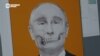 История баннера с "черепом Путина", который висит напротив посольства РФ в Риге