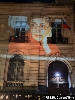 Проекция портрета Анны Политковской на здание посольства России в Буэнос-Айресе
