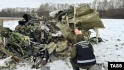 Следователи и криминалисты СК РФ работают на месте крушения Ил-76