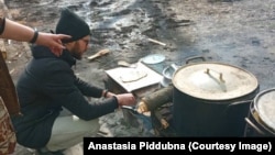 Муж Анастасии Поддубной готовит на полевой кухне в Мариуполе