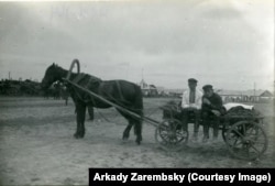 Мужчины на телеге. Село Спасское, Владивостокский округ. 1929