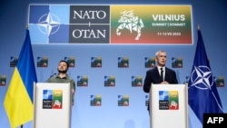 Президент Украины Владимир Зеленский и генеральный секретарь НАТО Йенс Столтенберг на совместной пресс-конференции в Вильнюсе