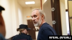 Иоанн Курмояров в здании суда в России