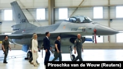 Владимир Зеленский и премьер-министр Нидерландов Марк Рютте возле истребителя F-16. О передаче этих самолетов Зеленский договорился с властями Нидерландов и Дании. Фото: Reuters