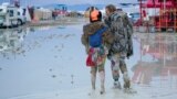 Фестиваль Burning Man в пустыне Невады затопили дожди: люди не могут выехать, один человек погиб 